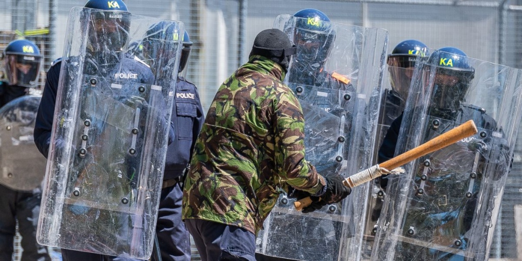 полиция қызметкеріне шабуыл жасағаны үшін жауапкершілік